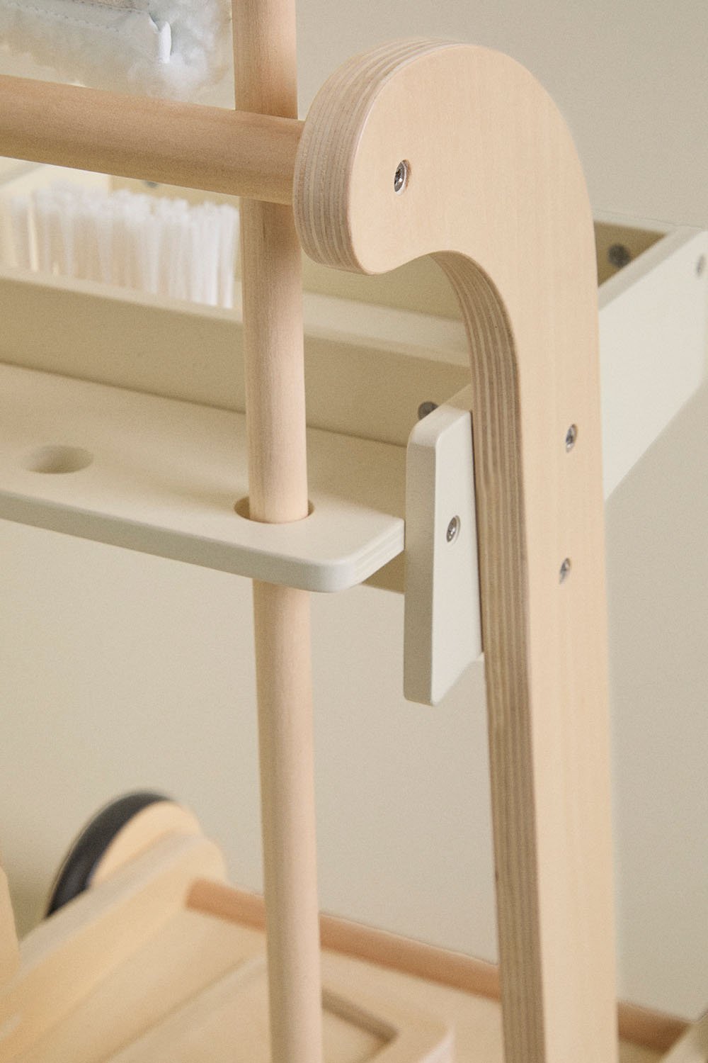 Ashley Kids Reinigungswagen aus Holz, Galeriebild 4