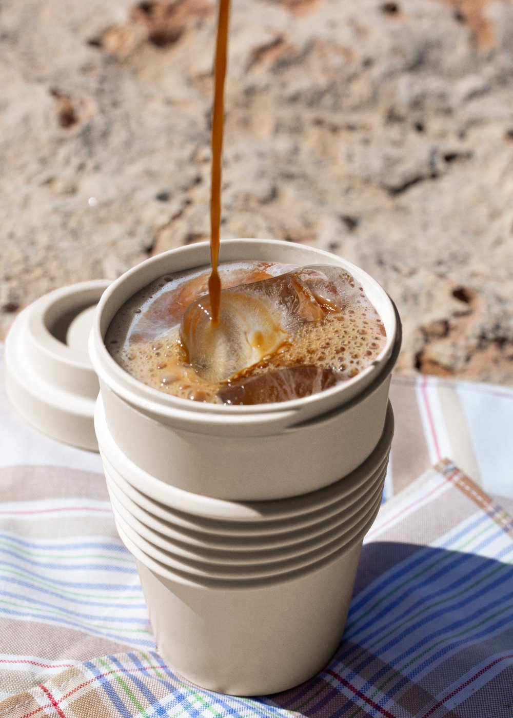CREATE - KITCHENWARE OUTDOOR ECO - Kaffeetasse aus Recyclingmaterial mit Deckel, Galeriebild 2