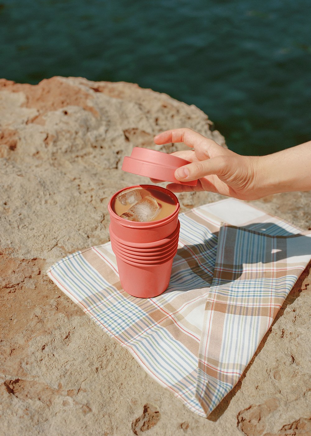 CREATE - KITCHENWARE OUTDOOR ECO - Kaffeetasse aus Recyclingmaterial mit Deckel, Galeriebild 2