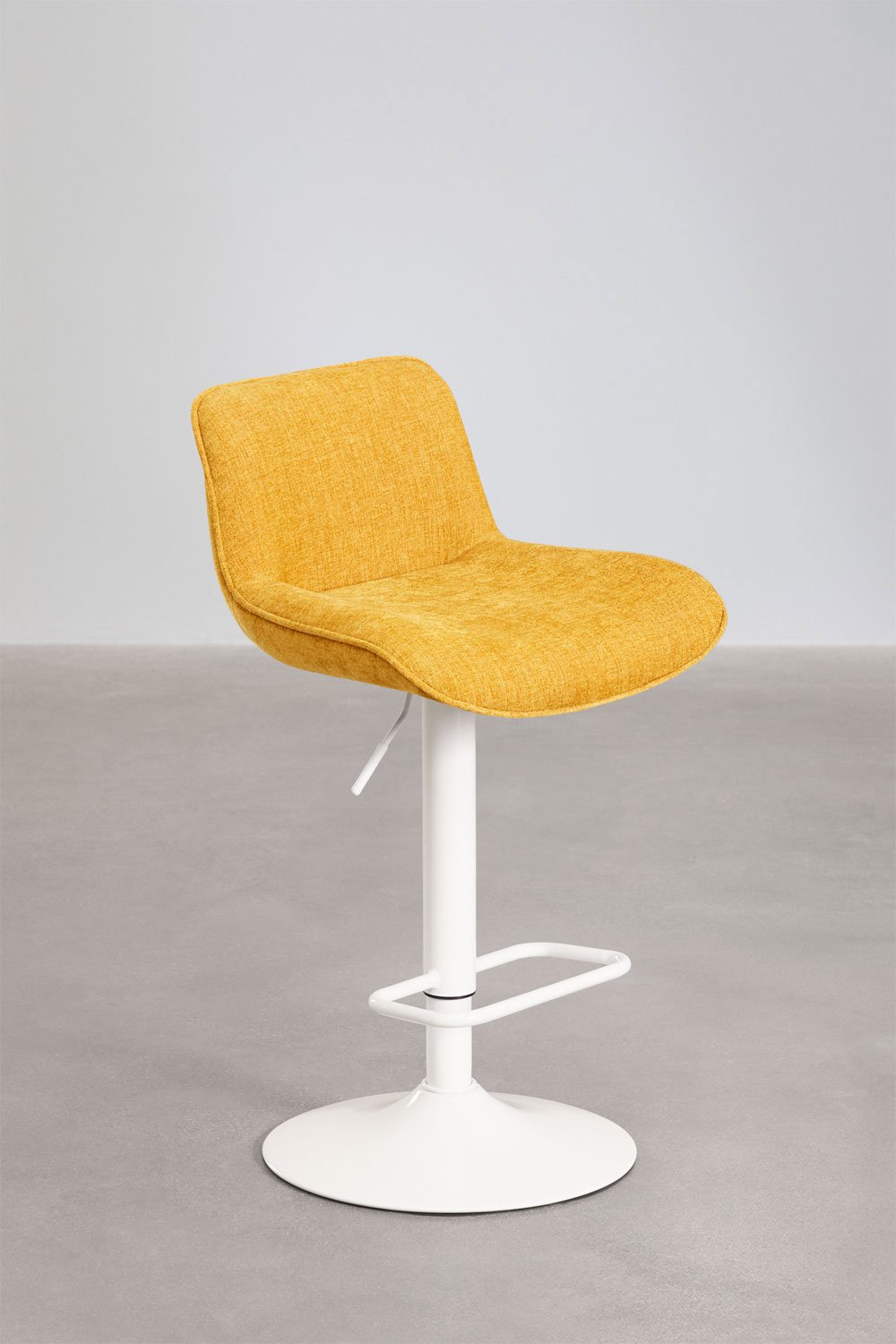 Höhenverstellbarer Barhocker mit Rückenlehne aus curri-gelbem Stoff und weißem Bein Igarasi, Galeriebild 5