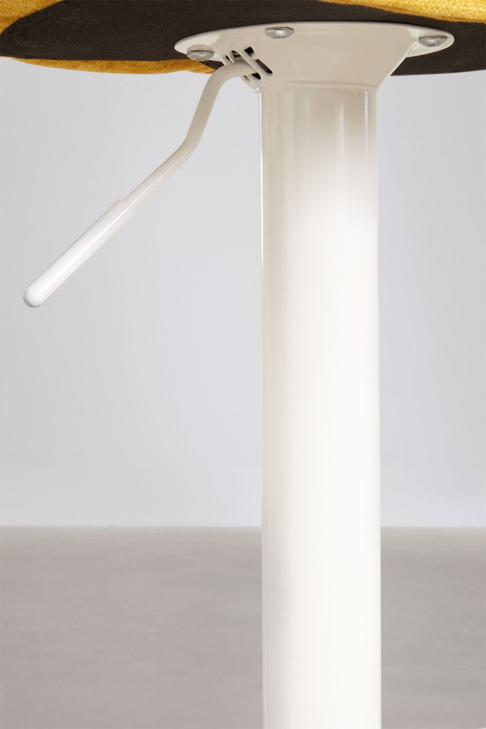 Höhenverstellbarer Barhocker mit Rückenlehne aus curri-gelbem Stoff und weißem Bein Igarasi, Galeriebild 8