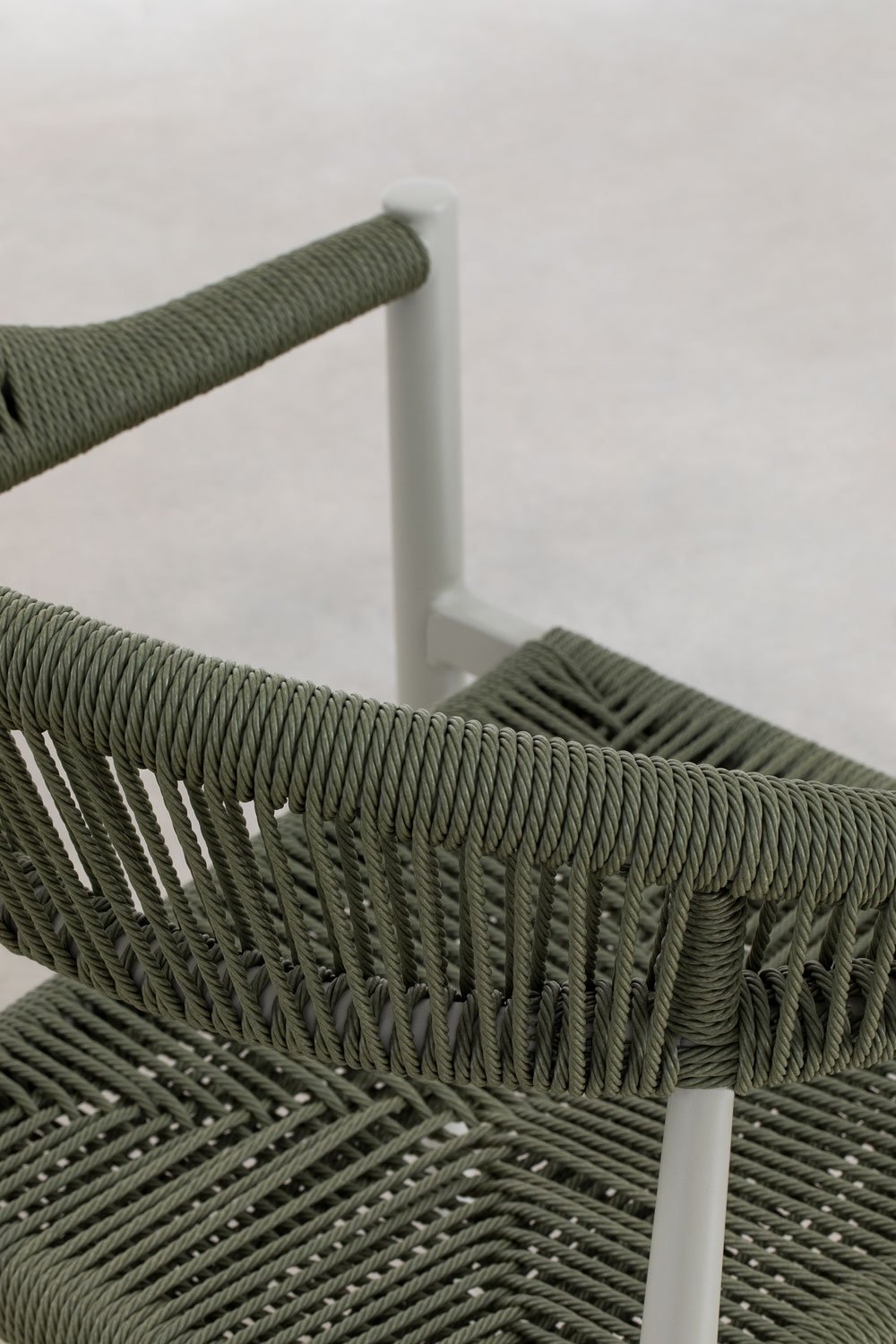 Stapelbarer Gartenstuhl mit Armlehnen aus Aluminium und Kunstrattan Amatria, Galeriebild 4