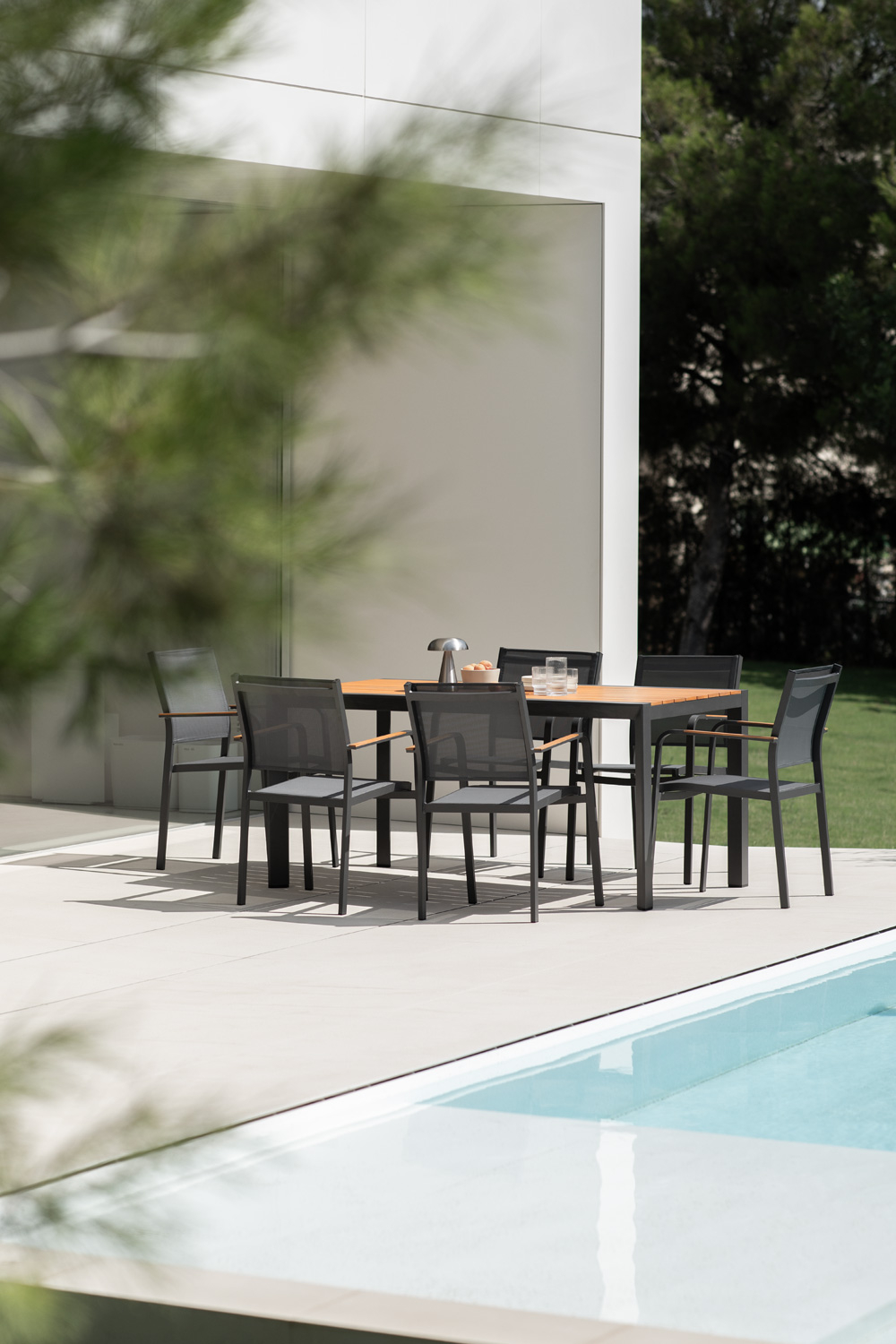 Gartentisch aus Holz und Aluminium Archer Classic SKLUM
