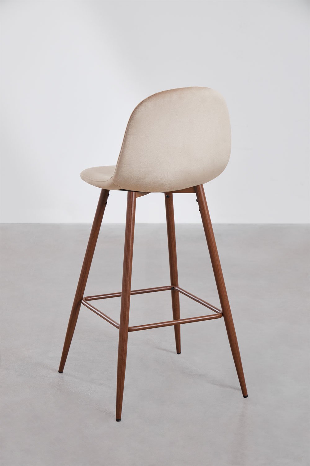 Barhocker 75 cm aus weizenbraunem Samt und Beinen mit dunklem Holzfinish Glamm, Galeriebild 4