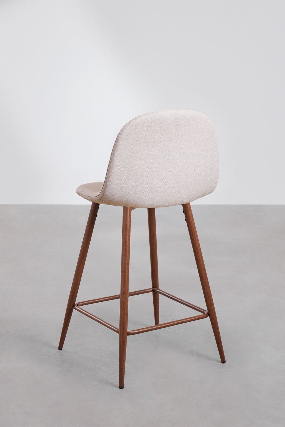 2er-Pack Barhocker 65 cm aus cremefarbenem Beige Stoff und Beinen mit dunklem Holzfinish Glamm, Galeriebild 3