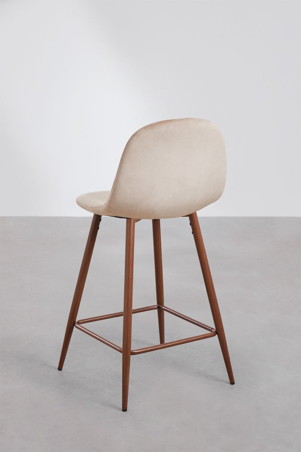 2er-Pack Barhocker 65 cm aus weizenbraunem Samt und Beinen mit dunklem Holzfinish Glamm, Galeriebild 3