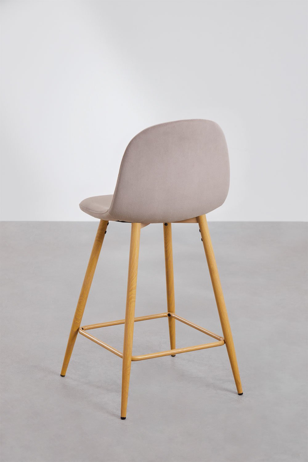 4er-Pack Barhocker 65 cm aus taupegrauem Samt und Beinen mit Holzfinish Natur Glamm, Galeriebild 3