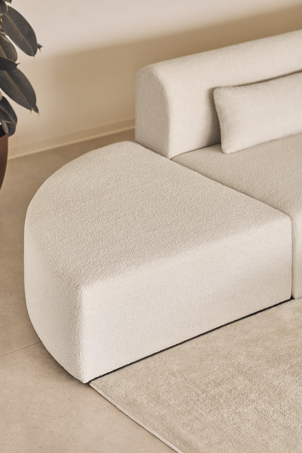 Dreieckiger Sitzpuff für modulares Sofa aus Borjan-Lammfell, Galeriebild 1