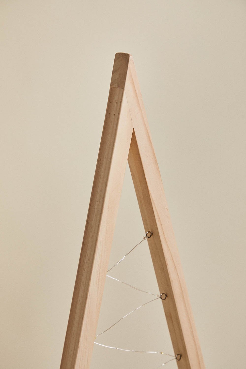 Weihnachtsbaum mit LED-Licht aus Kiefernholz Elwood, Galeriebild 5