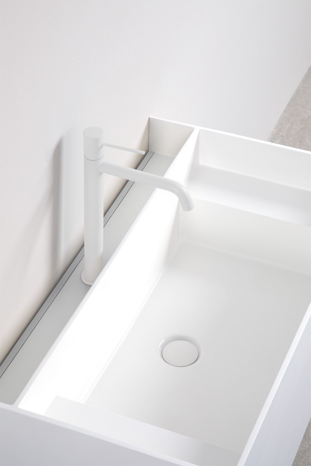 Badezimmermöbel-Set aus Harz mit integriertem Waschbecken und LED-Licht Nerine, Galeriebild 5