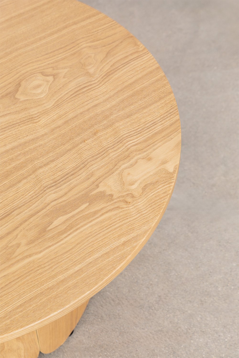 Runder Couchtisch aus Holz (Ø80 cm) im Vinesey Style, Galeriebild 3