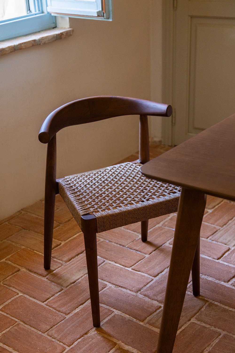 Packung mit 2 Esszimmerstühlen aus dunklem Teakholz Celle style, Galeriebild 1