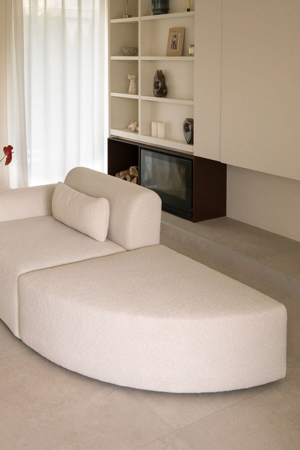 Dreieckiger Sitzpuff für modulares Sofa aus Borjan-Lammfell, Galeriebild 1