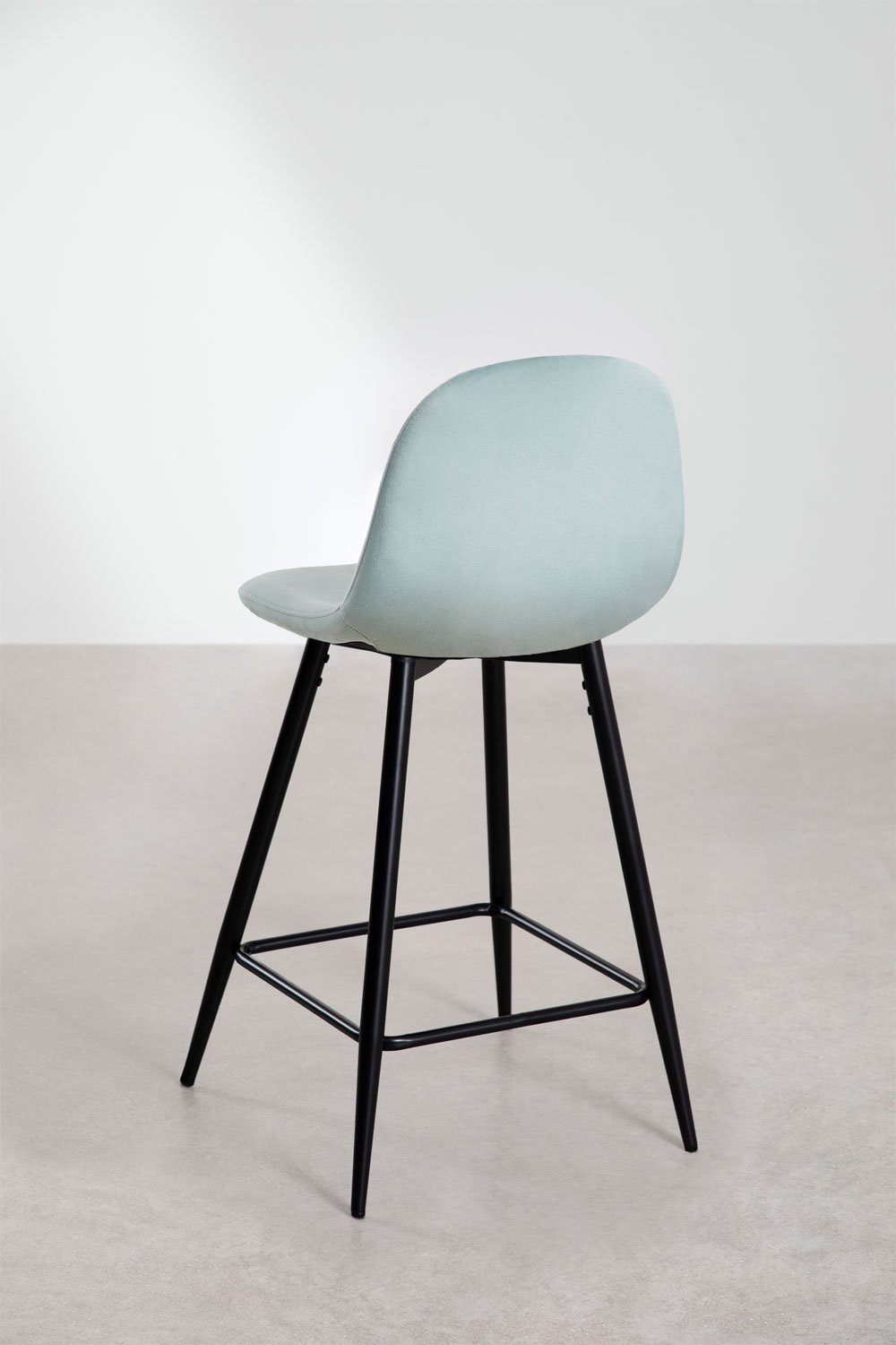 4er-Pack Barhocker 65 cm aus tannengrünem Samt und schwarzen Beinen Glamm, Galeriebild 3