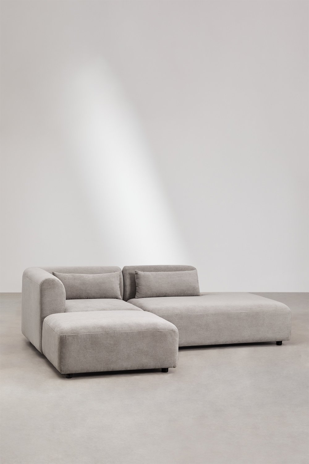 Zweiteiliges modulares Ecksofa mit Chaiselongue rechts und Fogler-Hocker, Galeriebild 1