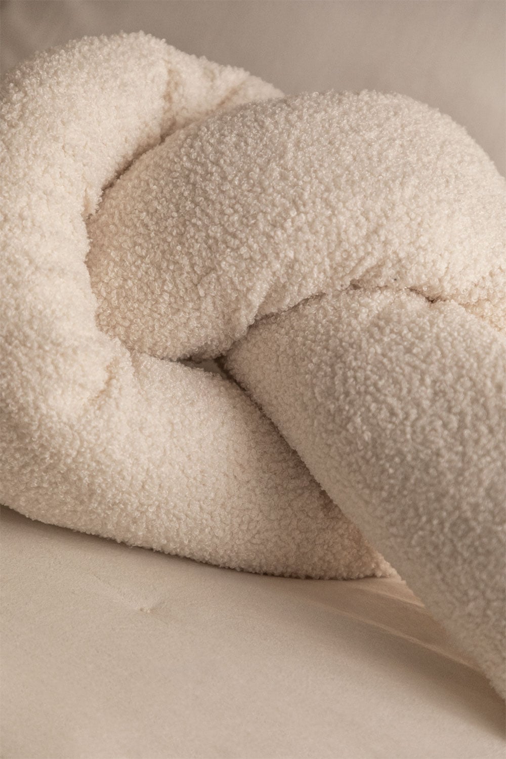 Bloomingville Cushion Mauve. Rosa Farbiges Kissen Aus Schaf Fell