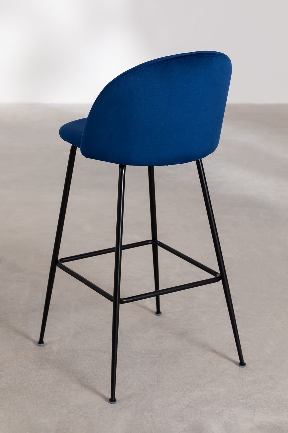 2er-Pack Barhocker 75 cm aus marineblauem Samt und schwarzen Beinen Kana Design, Galeriebild 3