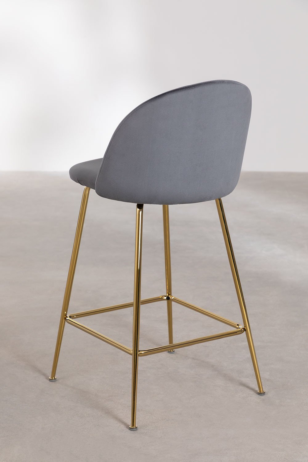 2er-Pack Barhocker 65 cm aus grauem Samt und goldenen Beinen Kana Design, Galeriebild 4