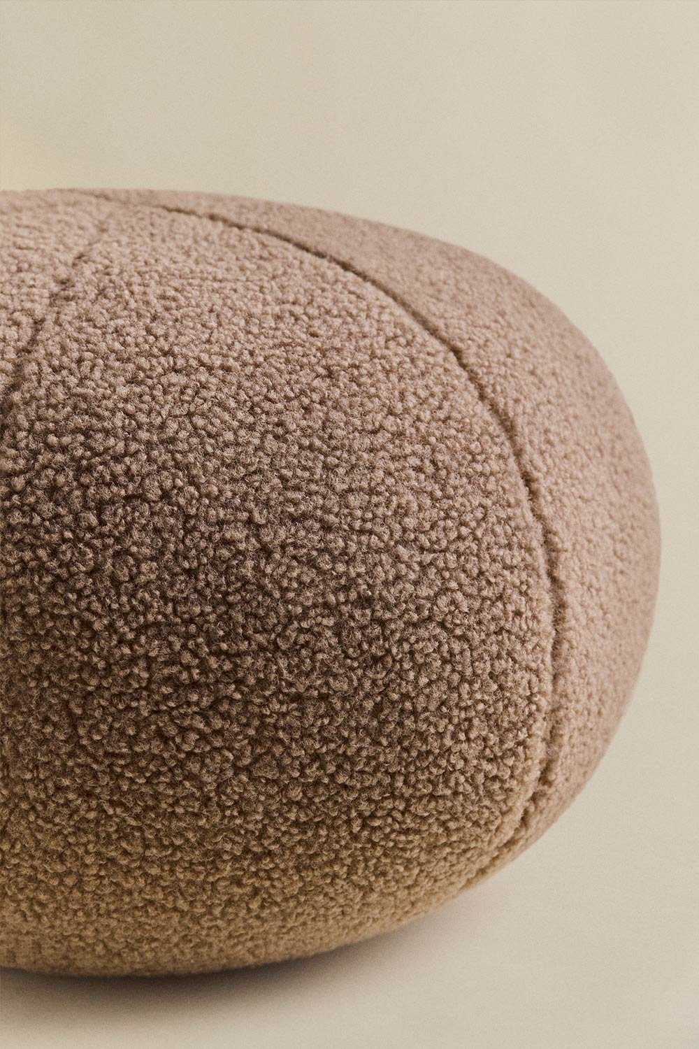 Rundes Kissen Ø25 cm aus Lammfell Ikerne, Galeriebild 3