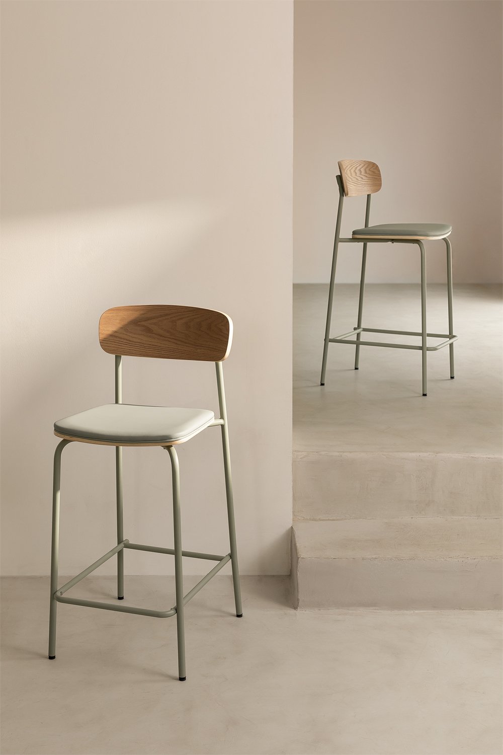2er-Pack Hohe stapelbare Hocker 65 cm aus lorbeergrünem Eisen seladongrünem Kunstleder und Holz Wilpier, Galeriebild 1
