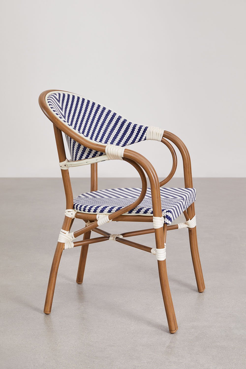 Brielle Bistro-Set mit 80 cm rundem Tisch und 2 stapelbaren Aluminium-Gartenstühlen mit Armlehnen, Galeriebild 7