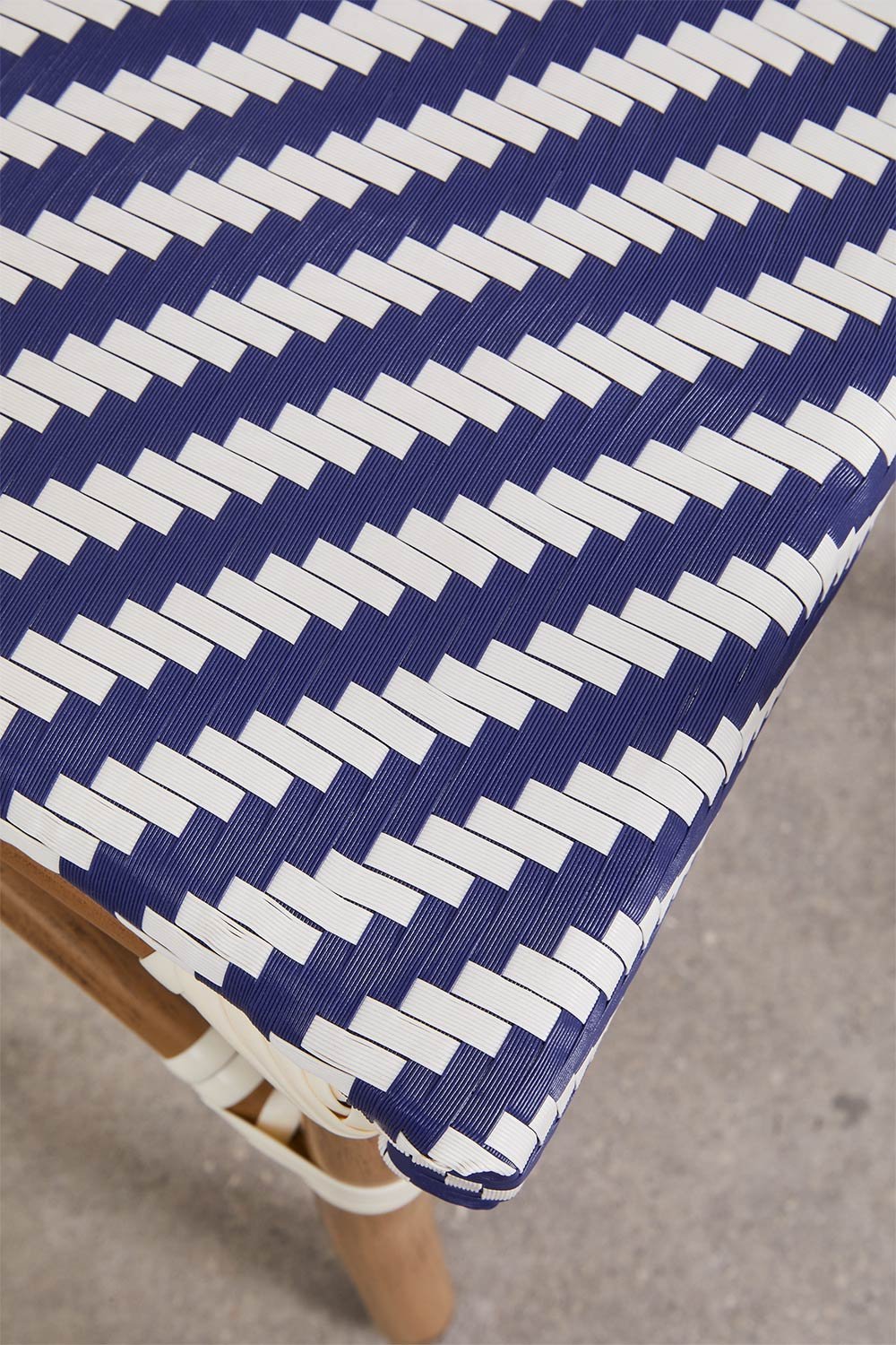 Set aus rundem Tisch Ø80 cm und 2 stapelbaren Esszimmerstühlen aus Aluminium Brielle Bistro, Galeriebild 9