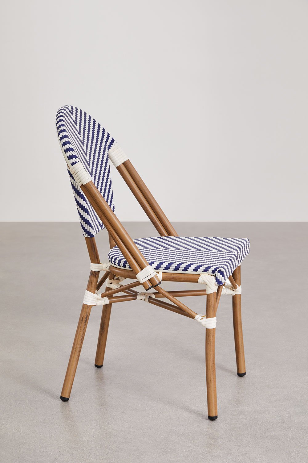 Set aus rundem Tisch Ø80 cm und 4 stapelbaren Esszimmerstühlen aus Aluminium Brielle Bistro, Galeriebild 7