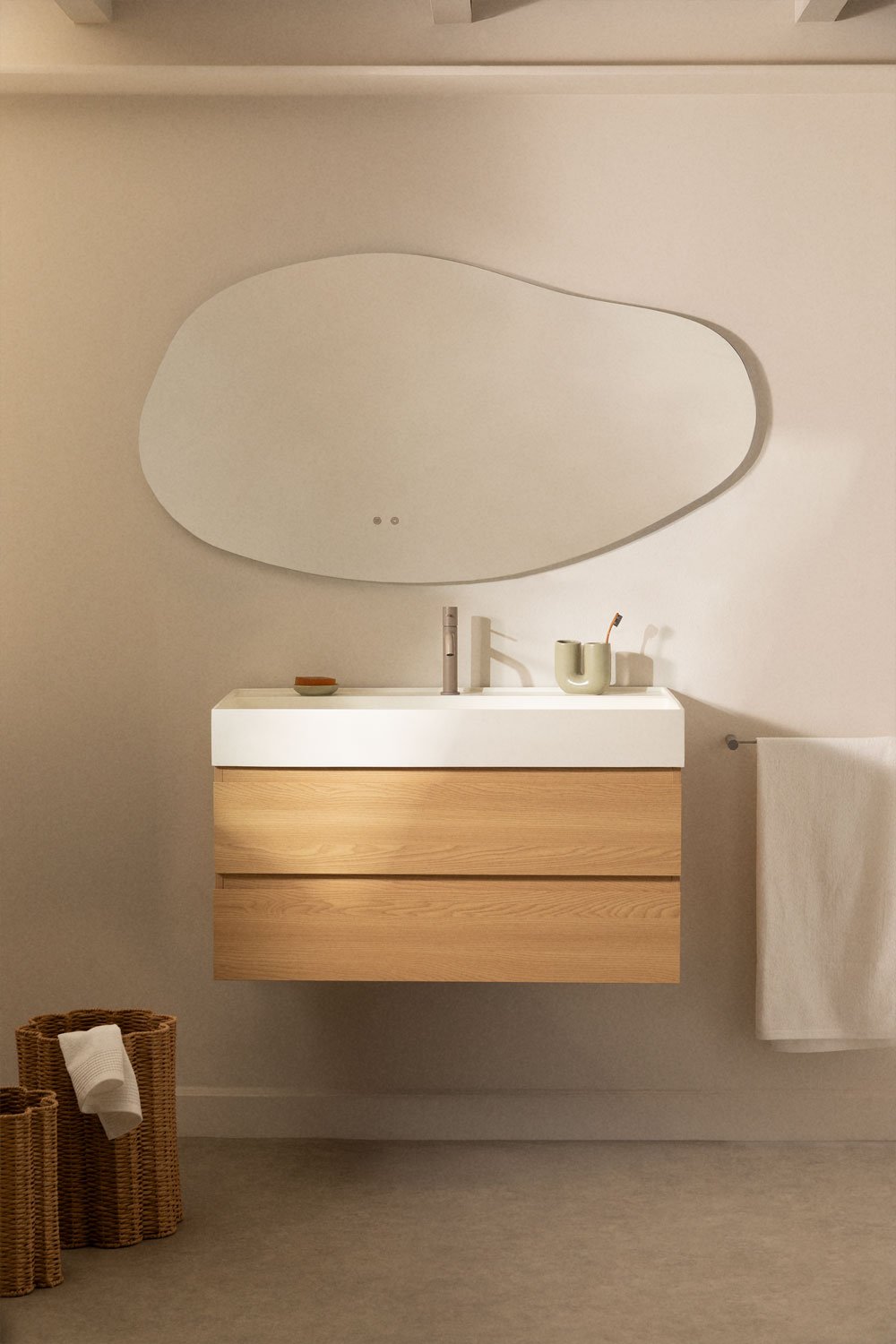 Badezimmerset aus Holz und Eschenfurnier mit integriertem Waschbecken Ona, Galeriebild 1