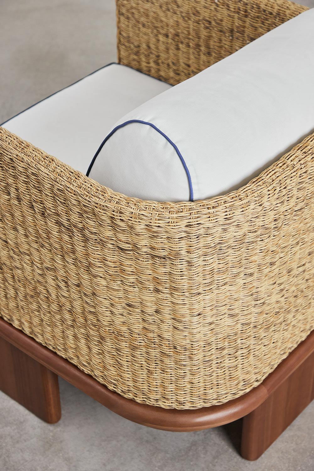 Gartenset mit 2 Sesseln und 2 Couchtischen aus Rattan und Famara-Akazienholz, Galeriebild 6