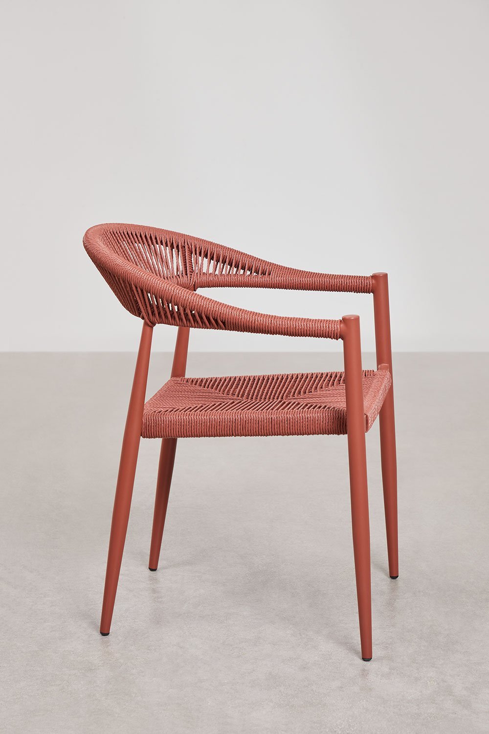 Stapelbarer Esszimmerstuhl mit Armlehnen aus Aluminium und synthetischem Rattan Amatria , Galeriebild 3