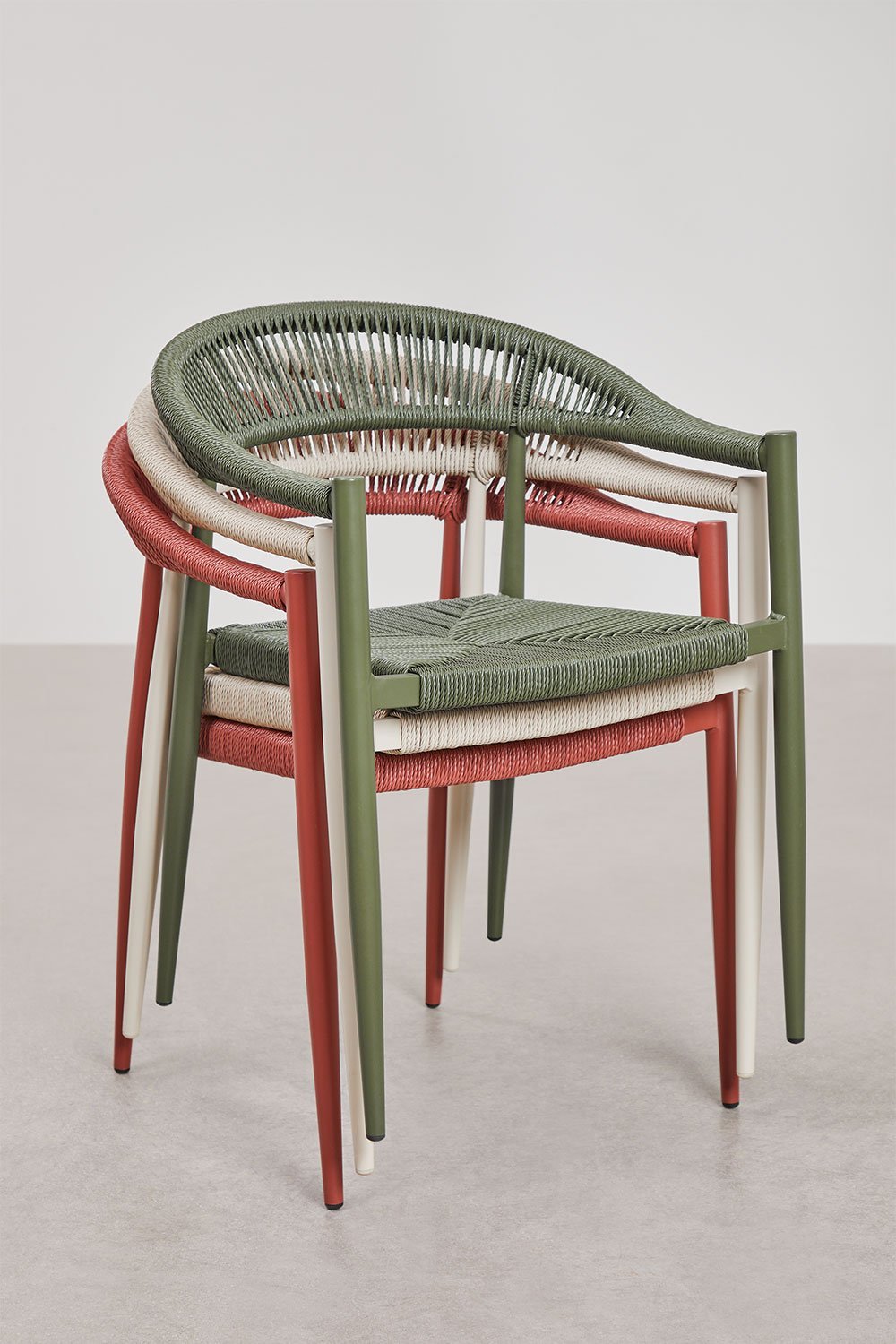 Stapelbarer Esszimmerstuhl mit Armlehnen aus Aluminium und synthetischem Rattan Amatria , Galeriebild 8