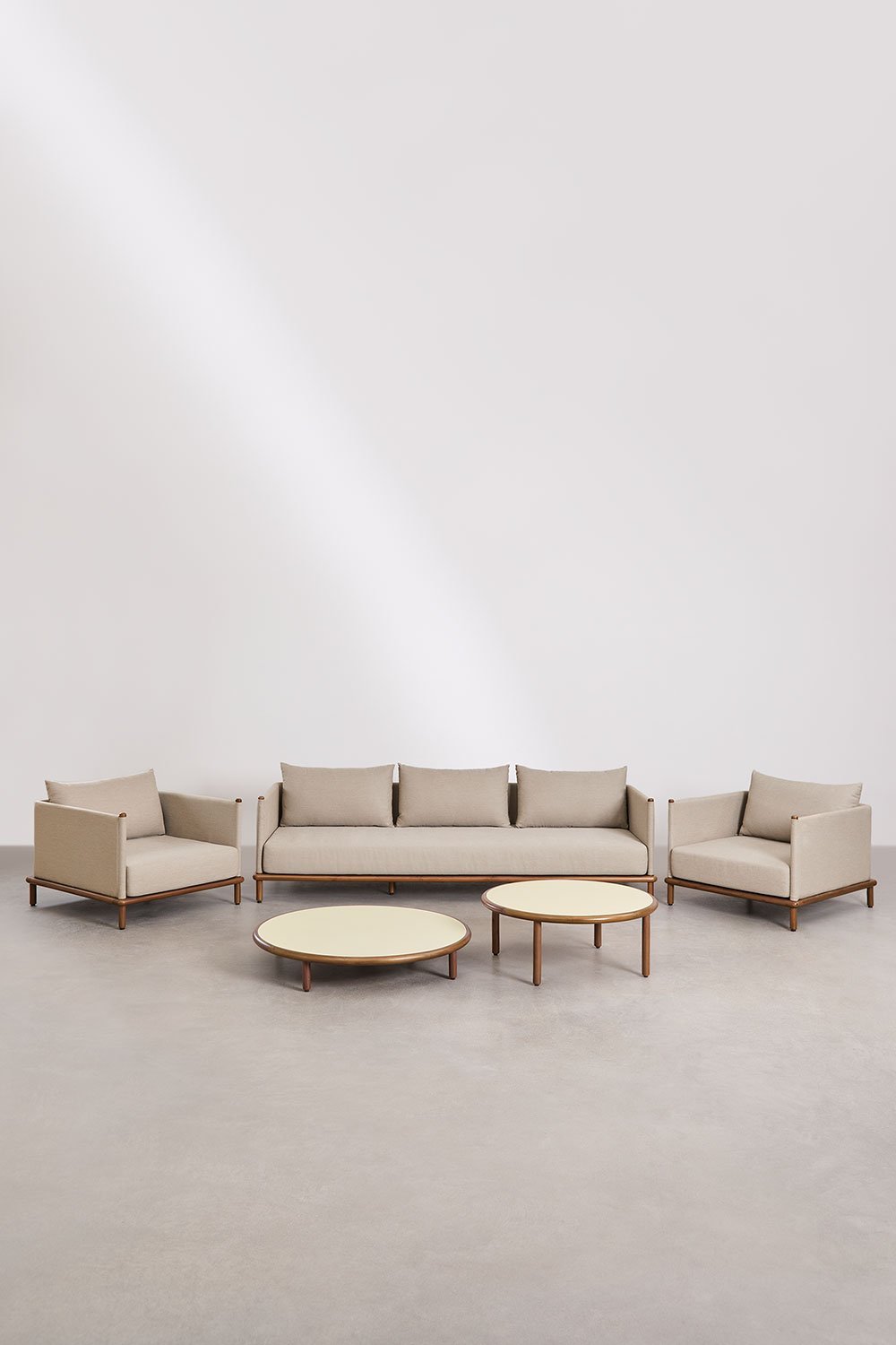 Wohnzimmerset mit 3-Sitzer-Sofa, 2 Sesseln und 2 runden Couchtischen aus Olivia-Akazienholz, Galeriebild 1