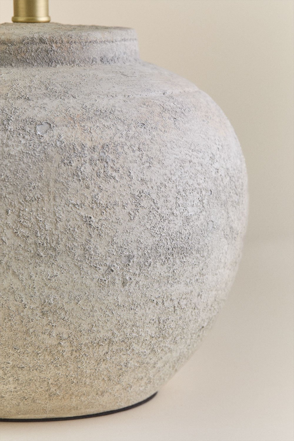 Kenaris Tischlampe aus Keramik und Leinen, Galeriebild 6