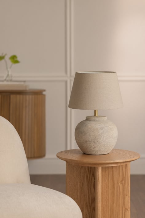 Kenaris Tischlampe aus Keramik und Leinen