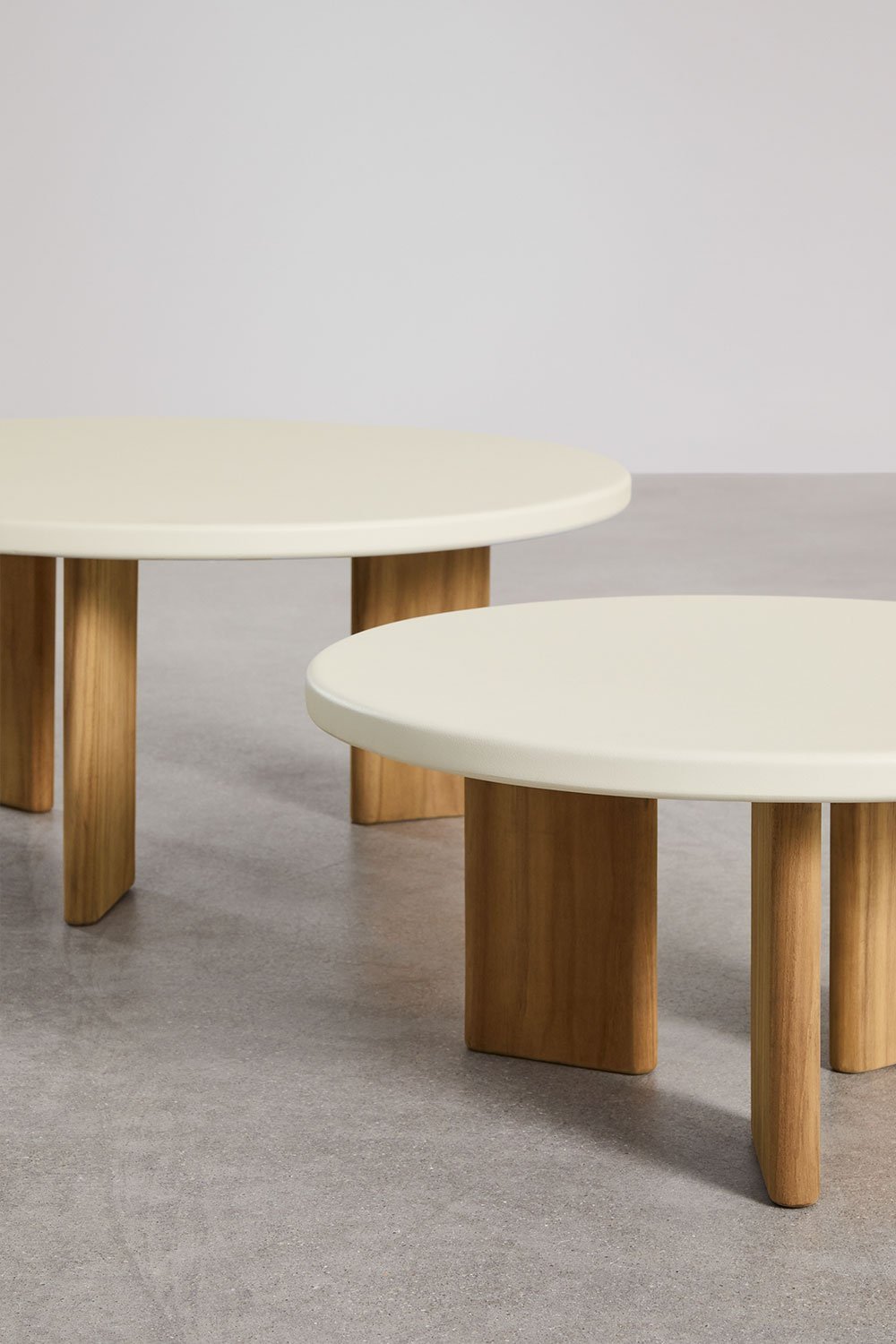 Wohnzimmerset mit 2 Sesseln aus Bouclé-Stoff und 2 Couchtischen aus Yervin-Aluminium, Galeriebild 8