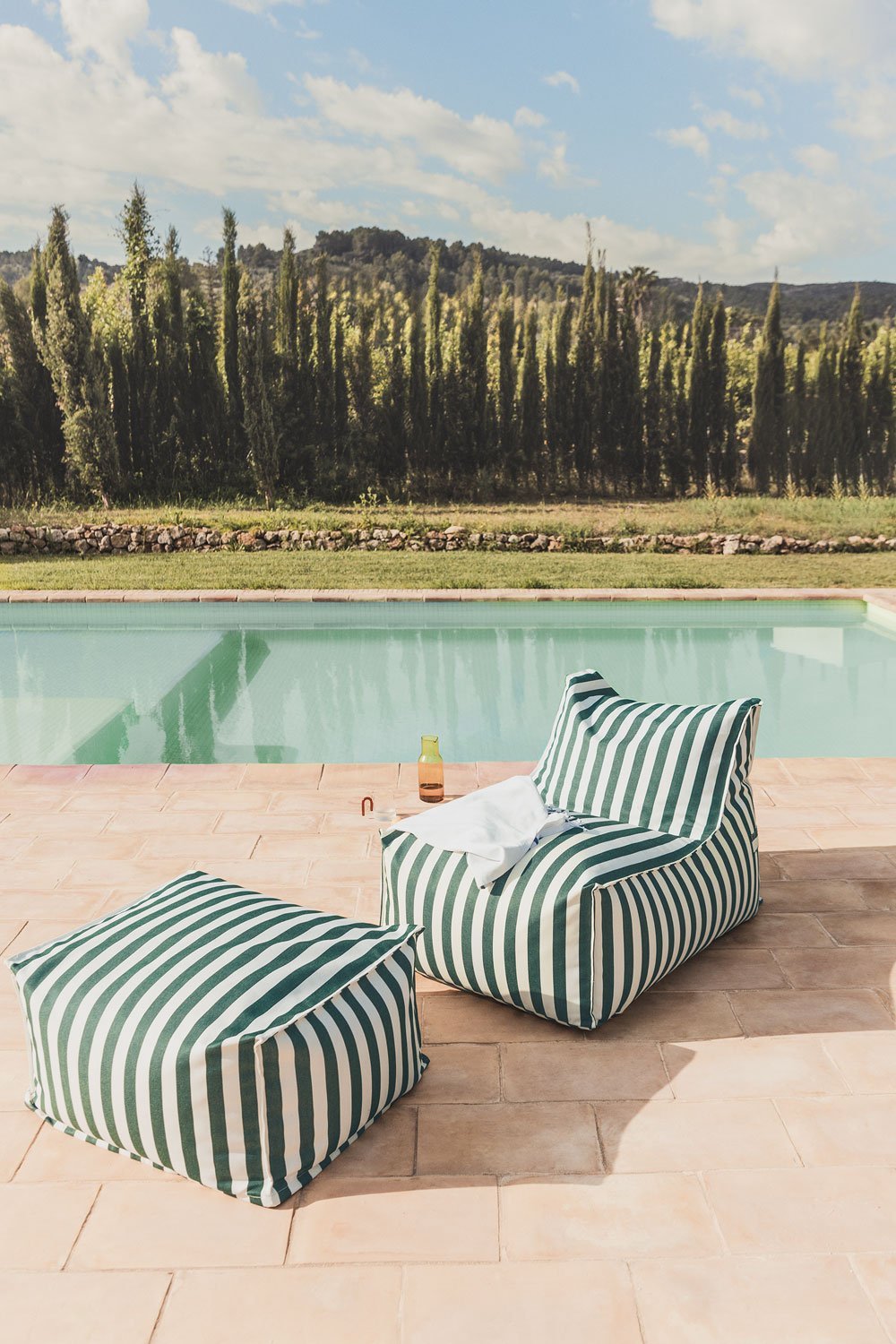 Gartenmöbel-Set mit Sessel und Hocker aus Sandelstoff, Galeriebild 1