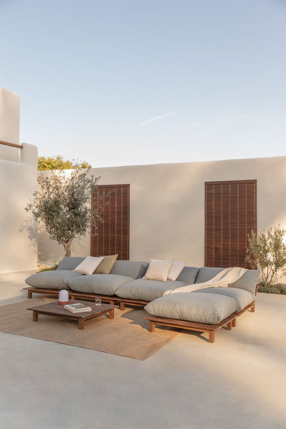 Garten-Set mit 4-teiligen modularen, verstellbaren Sofa, Couchtisch und Pouf aus Akazienholz Brina, Galeriebild 1