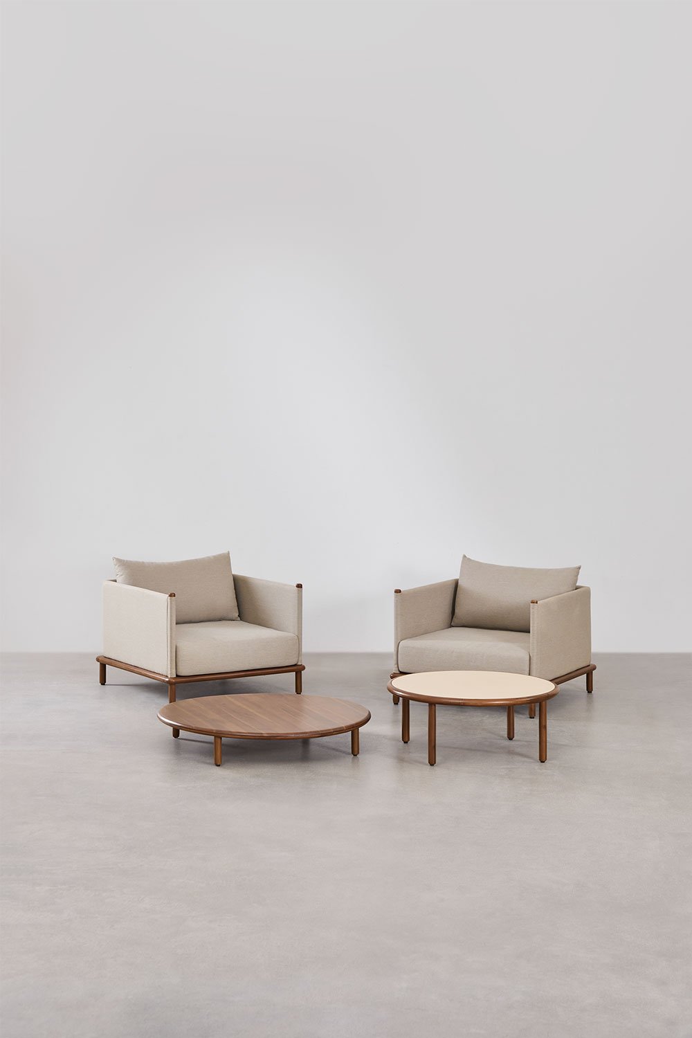 Wohnzimmerset mit 2 Sesseln und 2 runden Couchtischen aus Akazienholz Olivia, Galeriebild 1