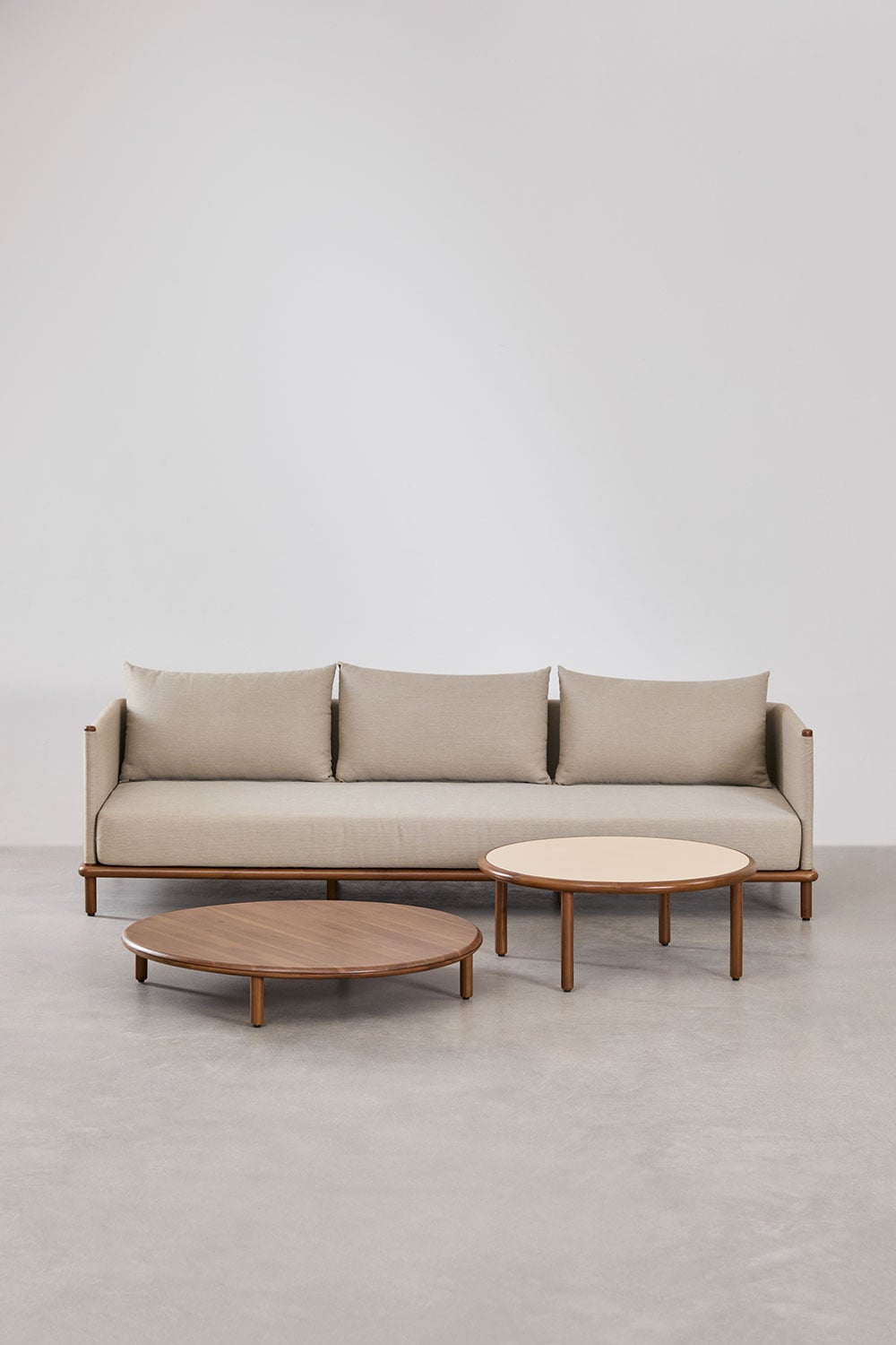 Olivia Wohnzimmergarnitur mit 3-Sitzer-Sofa und 2 runden Couchtischen aus Akazienholz, Galeriebild 1