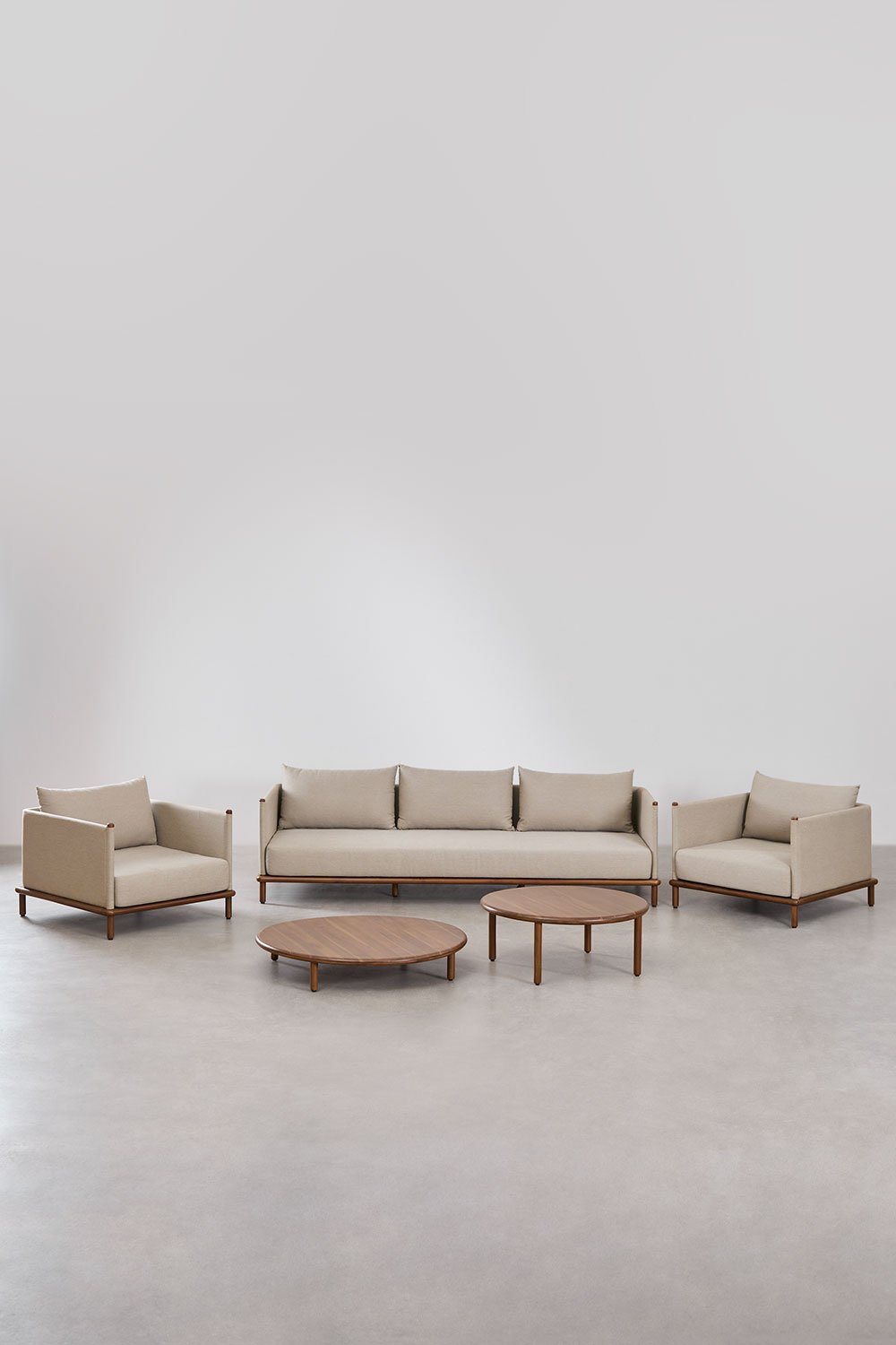 Wohnzimmerset mit 3-Sitzer-Sofa, 2 Sesseln und 2 runden Couchtischen aus Olivia-Akazienholz, Galeriebild 1