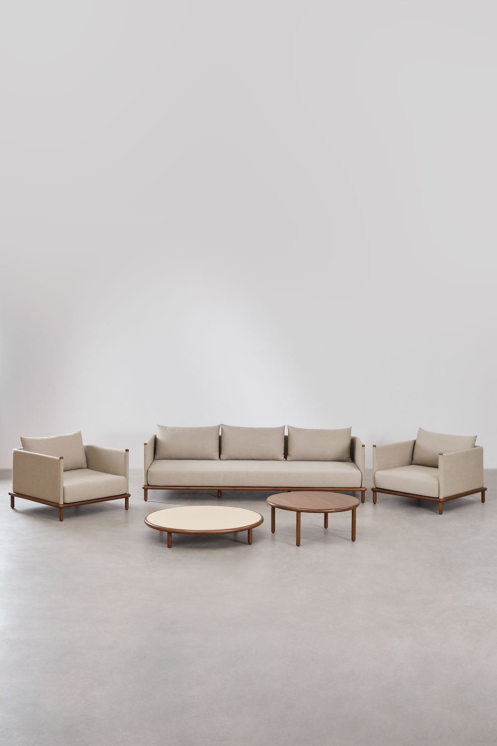 Wohnzimmerset mit 3-Sitzer-Sofa, 2 Sesseln und 2 runden Couchtischen aus Olivia-Akazienholz, Galeriebild 1