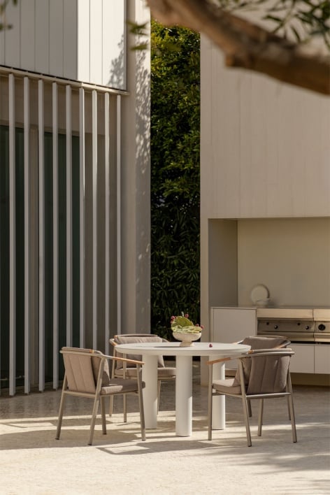 Arken-Tischset, rund, Ø 120 cm, aus Keramik und Aluminium, und 4 Yervin-Gartenstühle mit Armlehnen, aus Aluminium und Bouclé-Sto