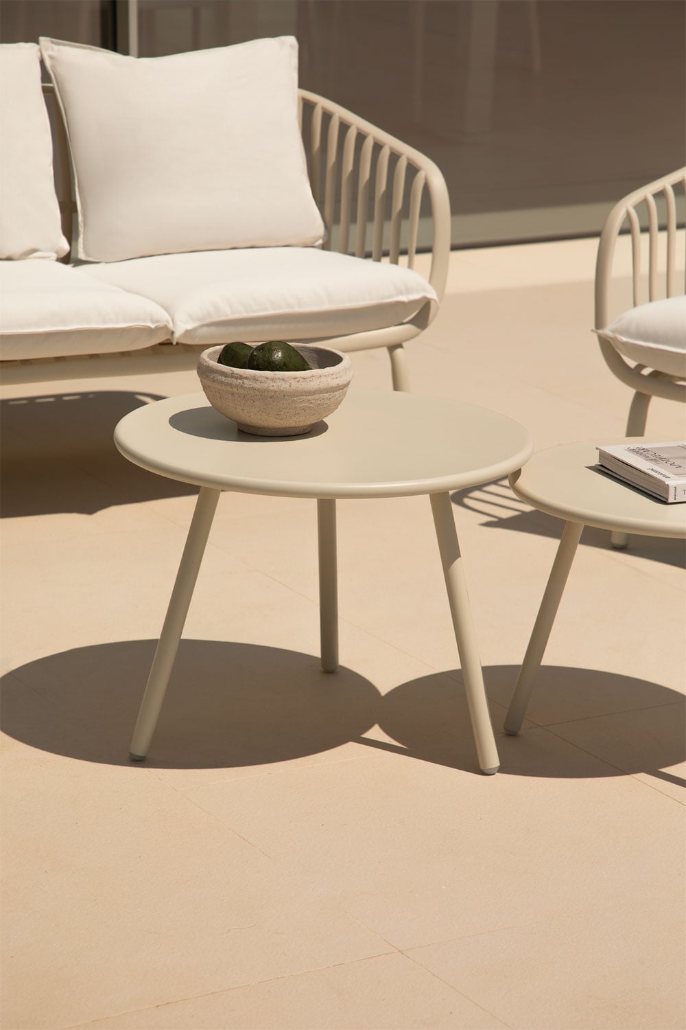 Gartenset mit 2-Sitzer-Sofa, 2 Sesseln und 2 Couchtischen aus Stahl und Polypropylen Aradina, Galeriebild 3