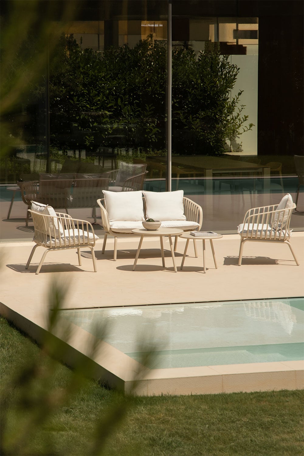 Gartenset mit 2-Sitzer-Sofa, 2 Sesseln und 2 Couchtischen aus Stahl und Polypropylen Aradina, Galeriebild 1