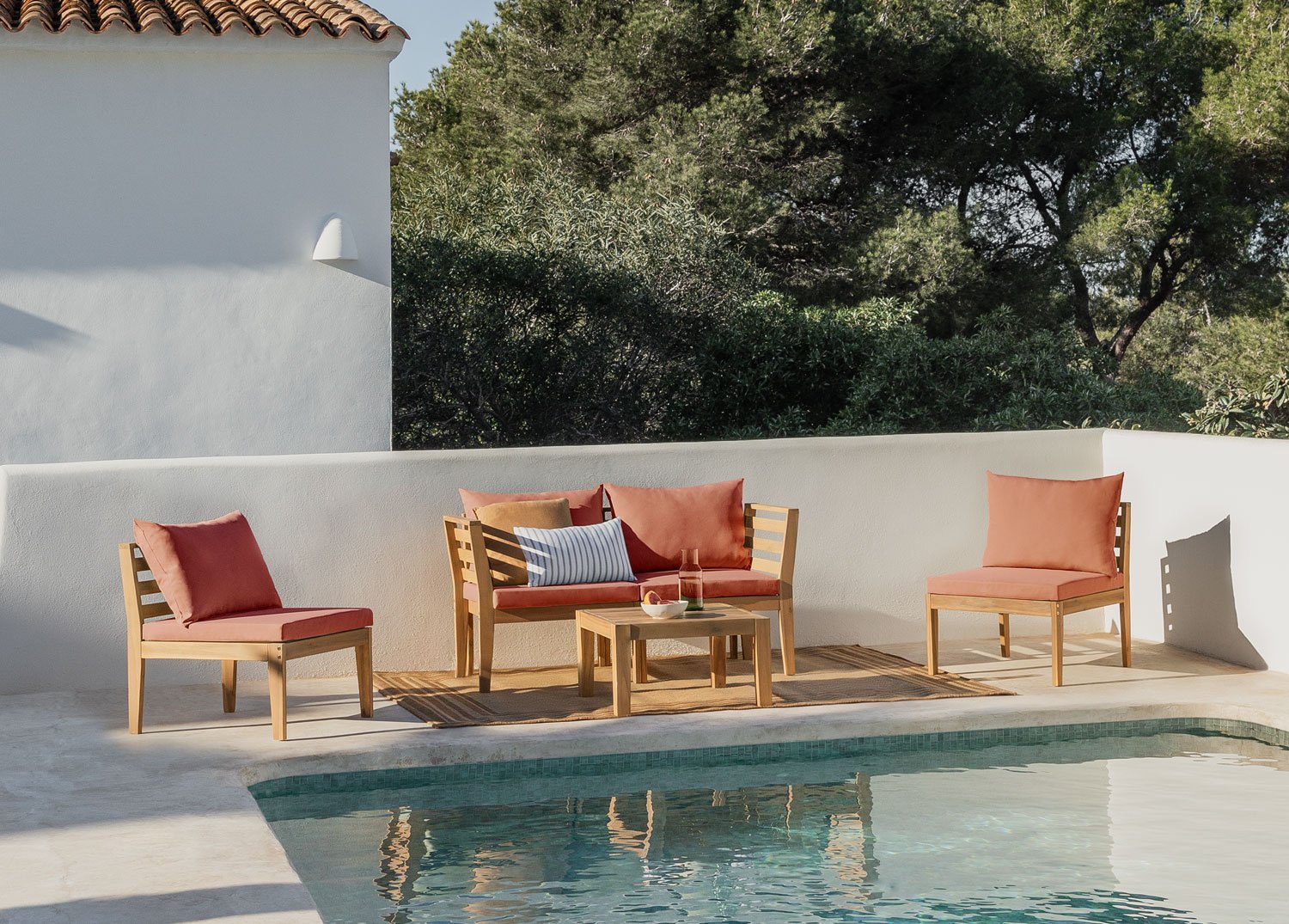 Gartenset mit 4-teiligem Modulsofa mit Armlehnen und Couchtisch aus Filips-Akazienholz        , Galeriebild 1