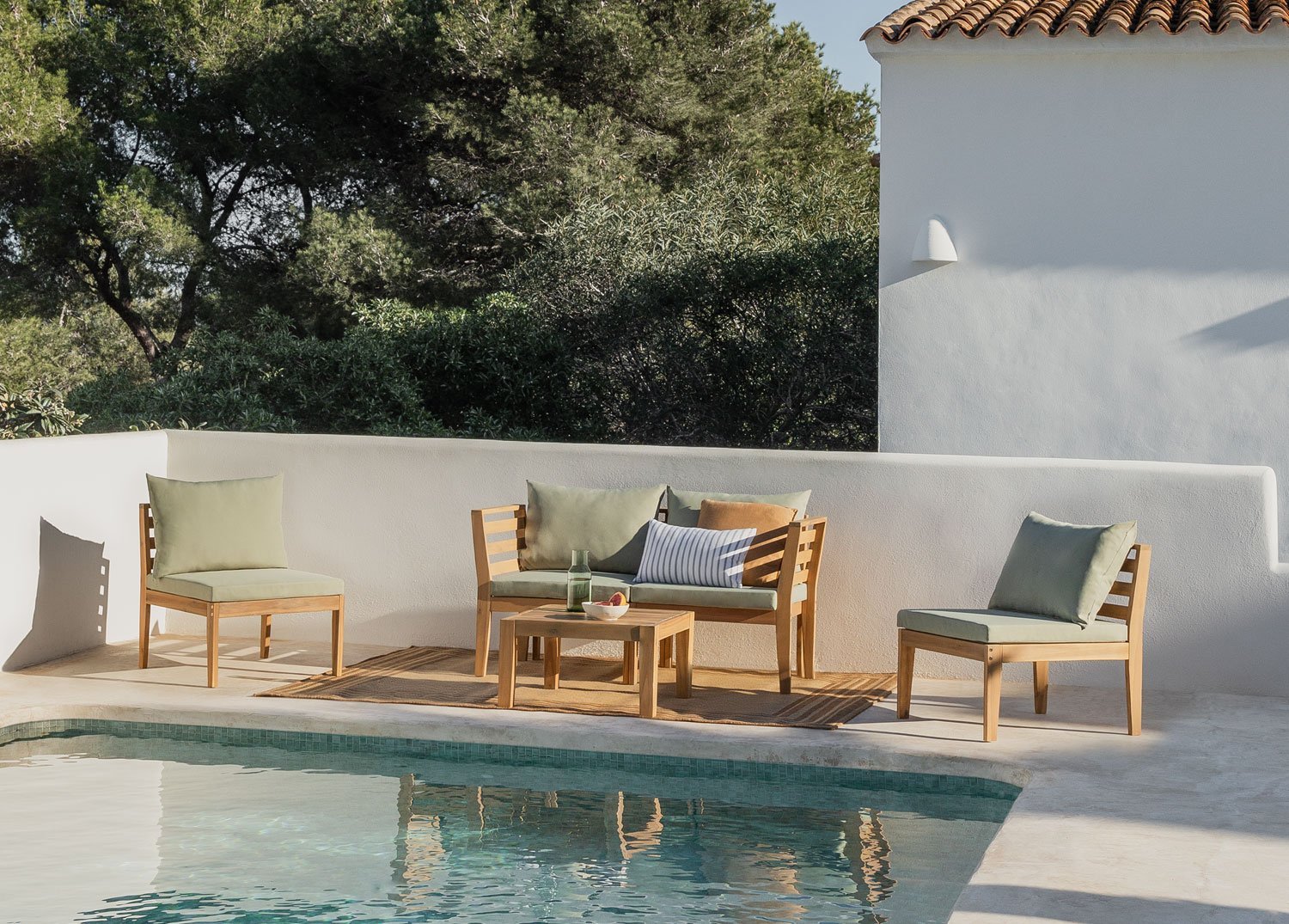 Gartenset mit 4-teiligem Modulsofa mit Armlehnen und Couchtisch aus Filips-Akazienholz        , Galeriebild 1