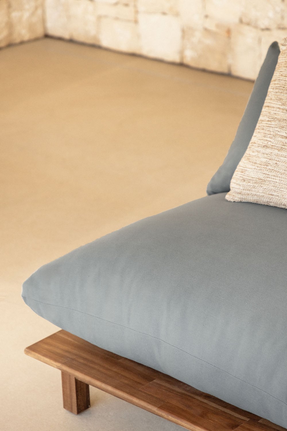 Gartenset mit 4-teiligem modularen Liegesofa und Couchtisch aus Brina-Akazienholz , Galeriebild 2