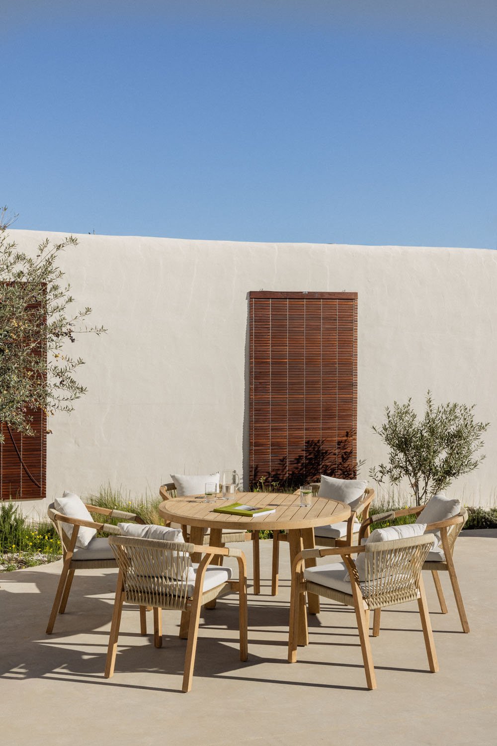 Set aus 120 cm rundem Tisch und 6 Gartenstühlen mit Armlehnen aus Dubai-Akazienholz, Galeriebild 1