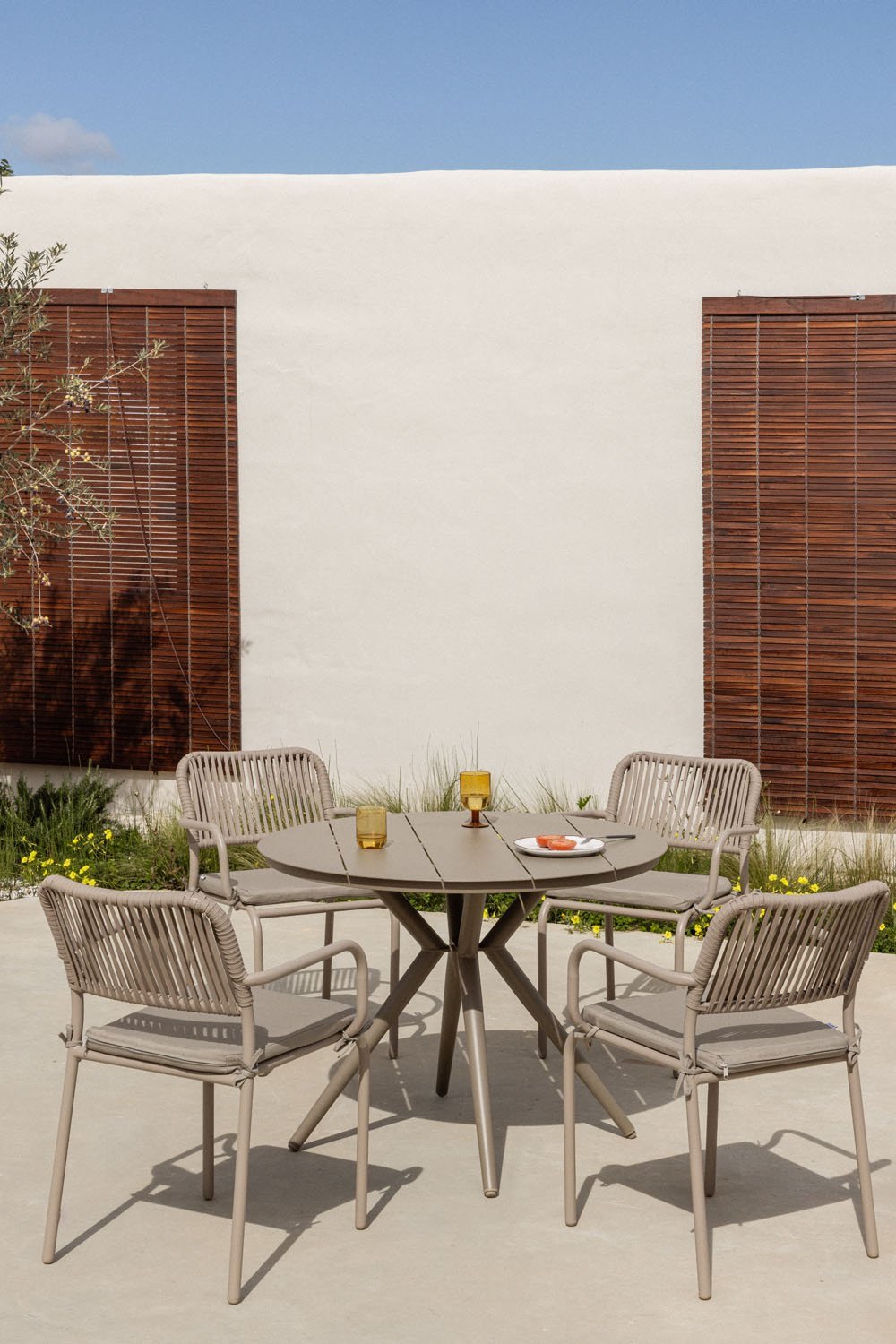 Set aus 100 cm rundem Valerie-Tisch und 4 stapelbaren Gartenstühlen mit Armlehnen aus Arhiza-Aluminium, Galeriebild 1