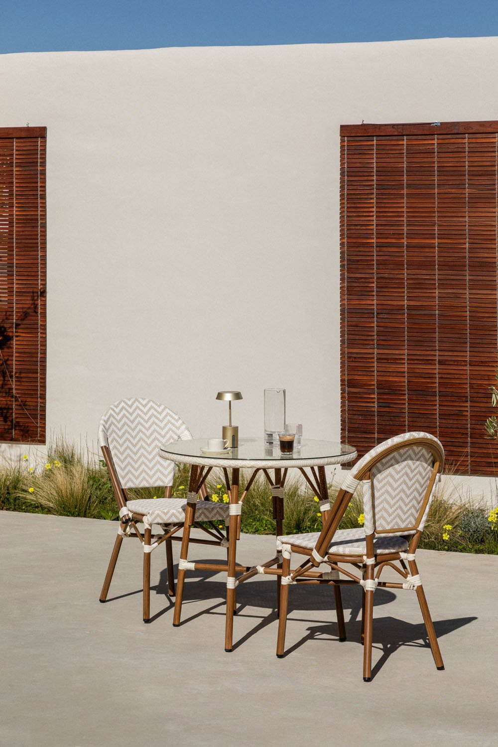 Set aus rundem Tisch Ø80 cm und 2 stapelbaren Gartenstühlen aus Aluminium und synthetischem Rattan Brielle Bistro , Galeriebild 1